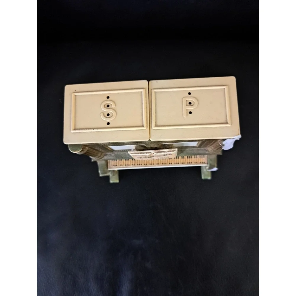 Vintage Davis Products MCM Plastic Piano salt and pepper shakers‎